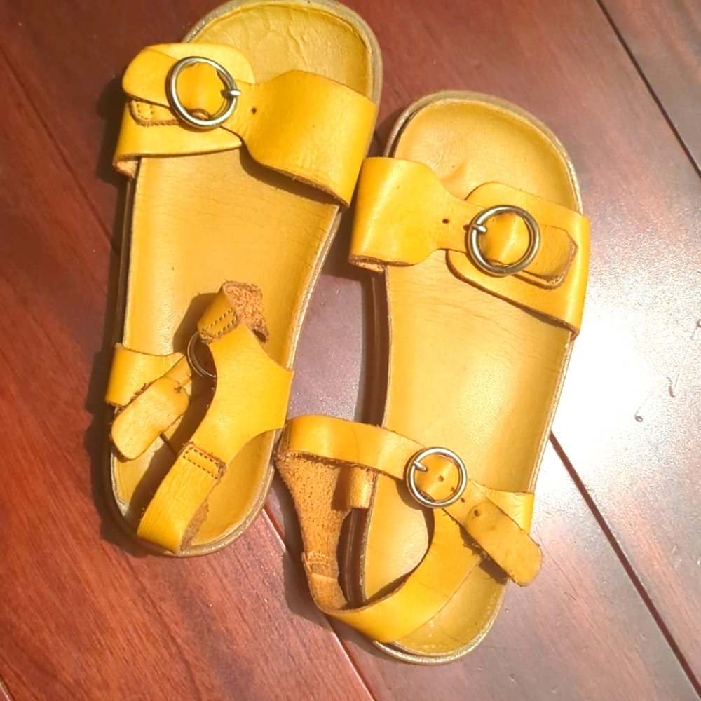 Leather sandals for girls.